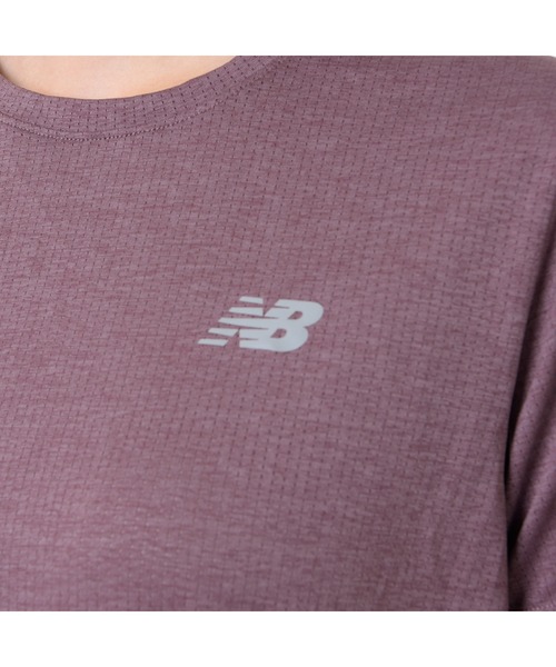 NEW BALANCE(ニューバランス)の「Athletics ショートスリーブTシャツ(Tシャツ/カットソー・レディース・ブラック/ヘザーグレー/モカ/ネイビー・SMALL/MEDIUM/LARGE)」の14枚目の写真