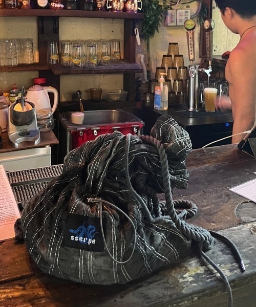 SSERPE（セルぺ）の「韓国ブランド SSERPE セルペ ANCIENT SITE VAGAGBOND BAG ナップサック リュック ミニリュック バックパック 巾着バック ストリートファッション（バックパック/リュック・レディース・チャコール・S）」の15枚目の写真