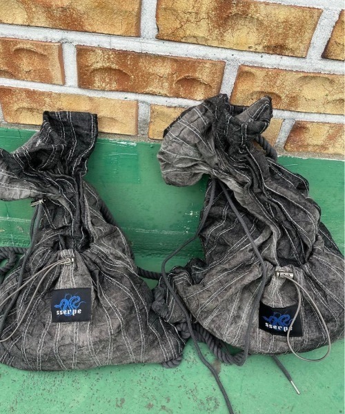 SSERPE（セルぺ）の「韓国ブランド SSERPE セルペ ANCIENT SITE VAGAGBOND BAG ナップサック リュック ミニリュック バックパック 巾着バック ストリートファッション（バックパック/リュック・レディース・チャコール・S）」の11枚目の写真