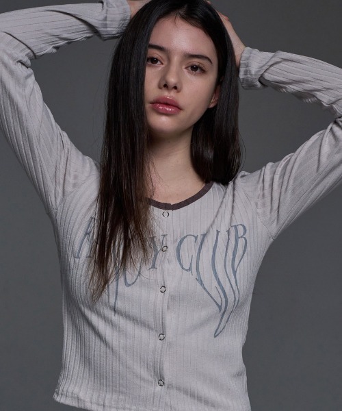 FANCY CLUB（ファンシークラブ）の「A'GEM/9 × .kom 『 FANCY CLUB/ファンシークラブ』 TYPO BASIC LOGO CARDIGAN/ロゴカーディガン（カーディガン/ボレロ・レディース・ブラック/ベージュ/ブラウン・FREE）」の3枚目の写真