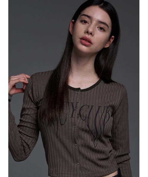 FANCY CLUB（ファンシークラブ）の「A'GEM/9 × .kom 『 FANCY CLUB/ファンシークラブ』 TYPO BASIC LOGO CARDIGAN/ロゴカーディガン（カーディガン/ボレロ・レディース・ブラック/ベージュ/ブラウン・FREE）」の2枚目の写真