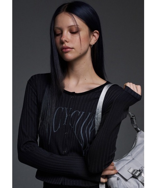 FANCY CLUB（ファンシークラブ）の「A'GEM/9 × .kom 『 FANCY CLUB/ファンシークラブ』 TYPO BASIC LOGO CARDIGAN/ロゴカーディガン（カーディガン/ボレロ・レディース・ブラック/ベージュ/ブラウン・FREE）」の5枚目の写真