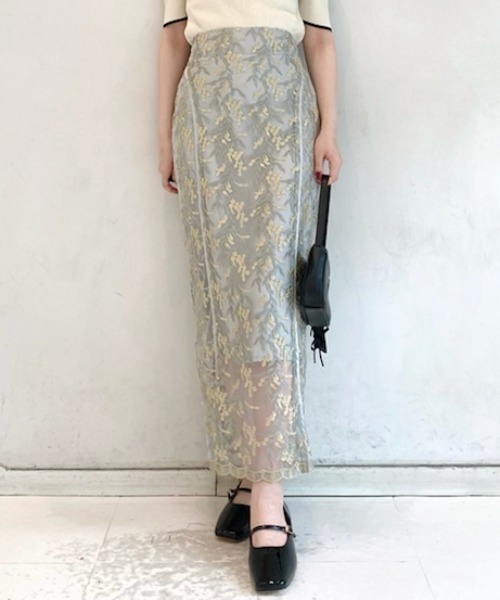 LILY BROWN（リリーブラウン）の「エンブロイダリーラインタイトスカート（スカート・レディース・ライトベージュ/ブラック/オリーブ・0/1）」の3枚目の写真