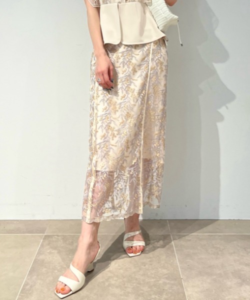 LILY BROWN（リリーブラウン）の「エンブロイダリーラインタイトスカート（スカート・レディース・ライトベージュ/ブラック/オリーブ・0/1）」の2枚目の写真