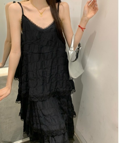 Sibra(シブラ)の「フリルティアードキャミワンピース(ワンピース・レディース・ブラック/ホワイト・M)」の10枚目の写真