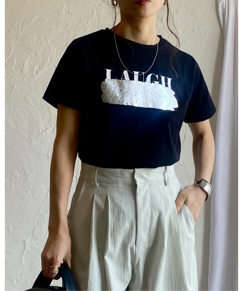 She's Closet(シーズクローゼット)の「ヴィンテージロゴ消し半袖メタリック箔プリントTシャツ(Tシャツ/カットソー・レディース・ブラック×シルバー/ホワイト×シルバー/ホワイト×ゴールド・FREE)」の5枚目の写真