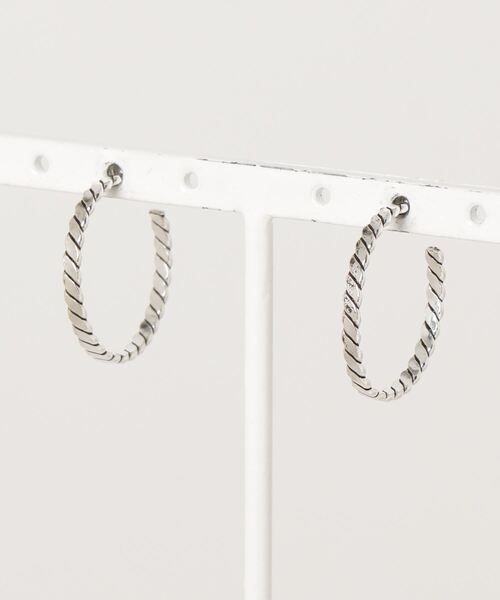 tone(トーン)の「【925 SILVER ACC】Ropeフープピアス23mmSV925(OG)(ピアス(両耳用)・レディース・シルバー・FREE)」の1枚目の写真