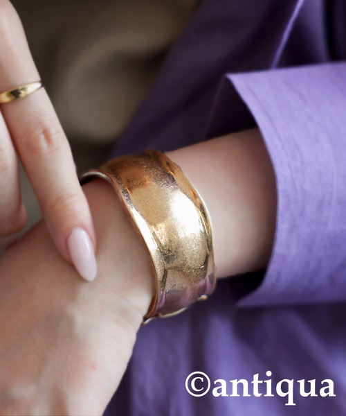 antiqua（アンティカ）の「ワイドブレスレット（ブレスレット・レディース・シルバー/ゴールド・FREE）」の2枚目の写真