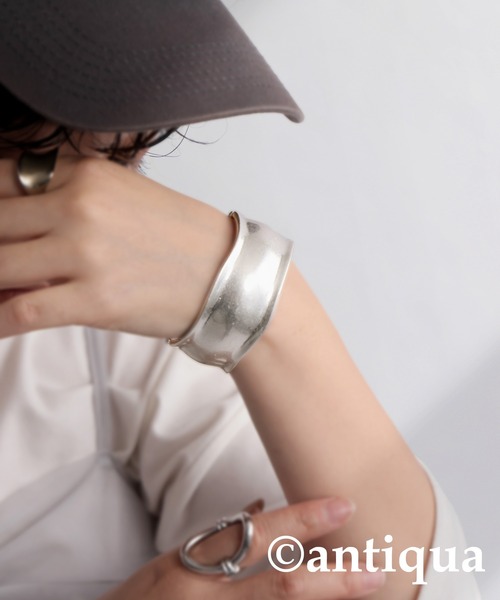 antiqua（アンティカ）の「ワイドブレスレット（ブレスレット・レディース・シルバー/ゴールド・FREE）」の6枚目の写真