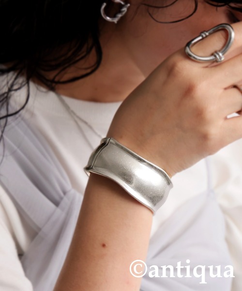 antiqua（アンティカ）の「ワイドブレスレット（ブレスレット・レディース・シルバー/ゴールド・FREE）」の4枚目の写真