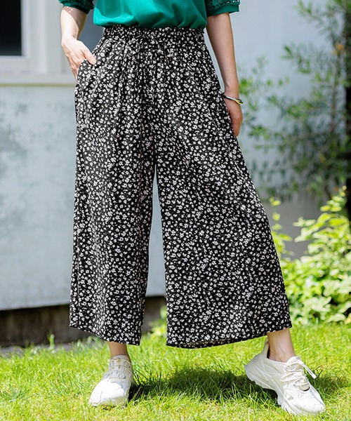 BELLUNA PLUS(ベルーナ)の「レーヨン素材プリントワイドパンツ45㎝(その他パンツ・レディース・ブラック系/ブルー系/ストライプ/ブラック/ネイビー系・SMALL/MEDIUM/LARGE/X-LARGE)」の1枚目の写真