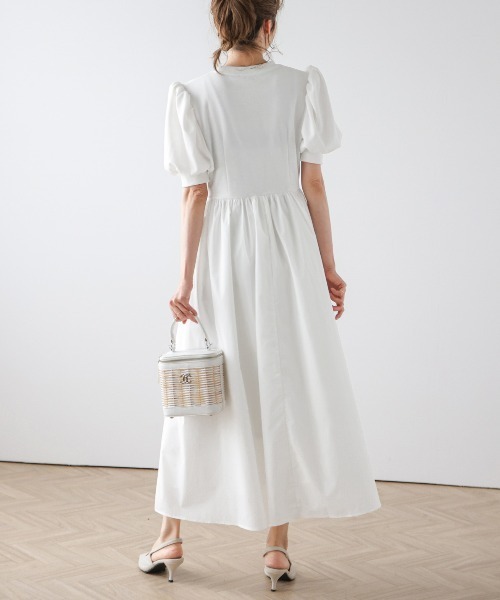 AMELY(エミリー)の「ドッキングパフスリーブワンピース(ワンピース・レディース・ホワイト/ブラック・フリー)」の4枚目の写真