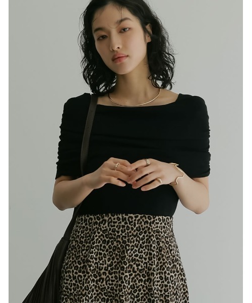 Re:EDIT（リエディ）の「[2024 SUMMER COLLECTION]ブラ紐を隠せるオフショルライクニットトップス（ニット/セーター・レディース・ダークグリーン/ブラック/ホワイト/ブラウン/レッド系その他・MEDIUM/LARGE）」の2枚目の写真