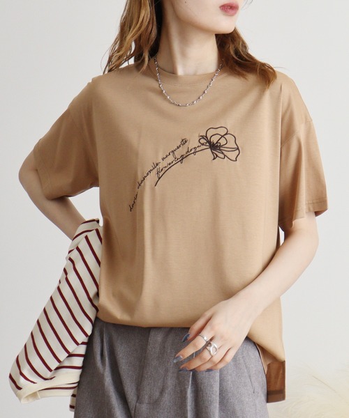 BRODIAEA(ブローディア)の「BRODIAEA シンプル刺繍Tシャツ(Tシャツ/カットソー・レディース・ピンク/モスグリーン/グレイッシュベージュ/ブラック/キャメル・40)」の4枚目の写真