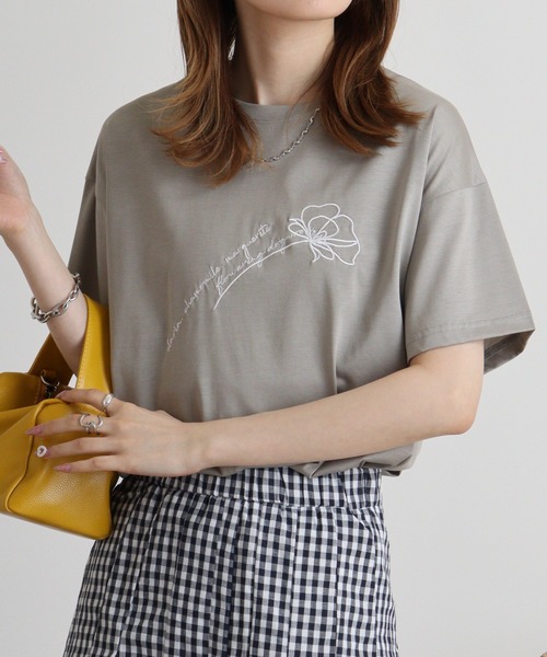 BRODIAEA(ブローディア)の「BRODIAEA シンプル刺繍Tシャツ(Tシャツ/カットソー・レディース・ピンク/モスグリーン/グレイッシュベージュ/ブラック/キャメル・40)」の3枚目の写真