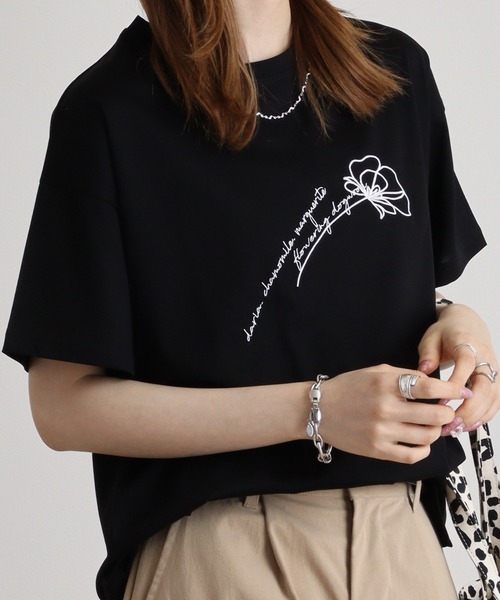 BRODIAEA(ブローディア)の「BRODIAEA シンプル刺繍Tシャツ(Tシャツ/カットソー・レディース・ピンク/モスグリーン/グレイッシュベージュ/ブラック/キャメル・40)」の2枚目の写真