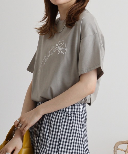 BRODIAEA(ブローディア)の「BRODIAEA シンプル刺繍Tシャツ(Tシャツ/カットソー・レディース・ピンク/モスグリーン/グレイッシュベージュ/ブラック/キャメル・40)」の13枚目の写真