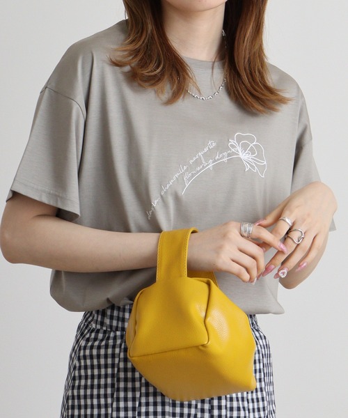 BRODIAEA(ブローディア)の「BRODIAEA シンプル刺繍Tシャツ(Tシャツ/カットソー・レディース・ピンク/モスグリーン/グレイッシュベージュ/ブラック/キャメル・40)」の11枚目の写真