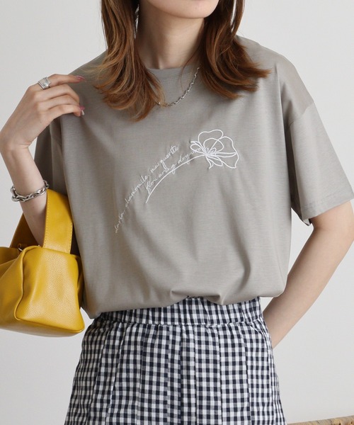 BRODIAEA(ブローディア)の「BRODIAEA シンプル刺繍Tシャツ(Tシャツ/カットソー・レディース・ピンク/モスグリーン/グレイッシュベージュ/ブラック/キャメル・40)」の12枚目の写真