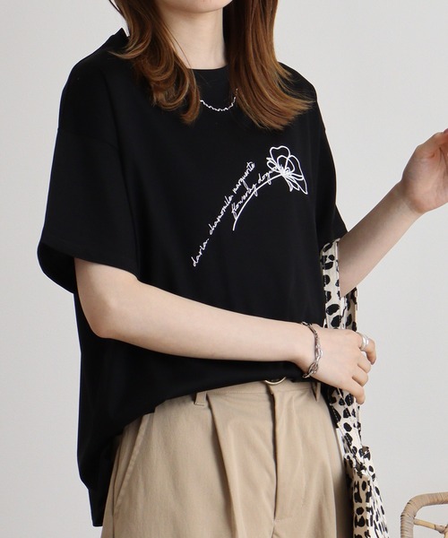 BRODIAEA(ブローディア)の「BRODIAEA シンプル刺繍Tシャツ(Tシャツ/カットソー・レディース・ピンク/モスグリーン/グレイッシュベージュ/ブラック/キャメル・40)」の7枚目の写真