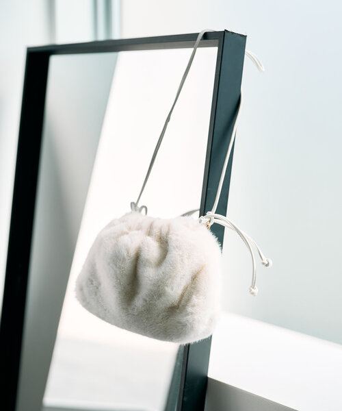 un dix cors（アンディコール）の「ファー巾着バッグ（ハンドバッグ・レディース・ブラック/グレー/ホワイト・FREE）」の5枚目の写真