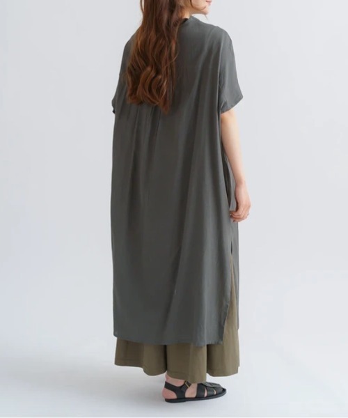 LOSUCA（ロスカ）の「綿麻レーヨン　Vネック羽織ワンピース（ワンピース・レディース・ナチュラル/チャコール・FREE）」の4枚目の写真