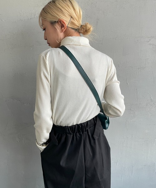 NOIR FABRIK（ヌワールファブリック）の「[NOIR FABRIK/ヌワールファブリック] タートルネック モチモチリブニットソー（Tシャツ/カットソー・レディース・ブラック/グレー/オフホワイト・1/0）」の13枚目の写真