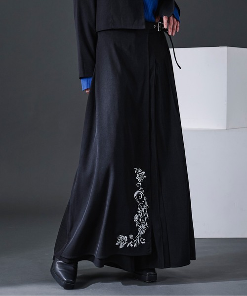 Ellno Loset（エルノロゼット）の「フラワー刺繍ラッププリーツ