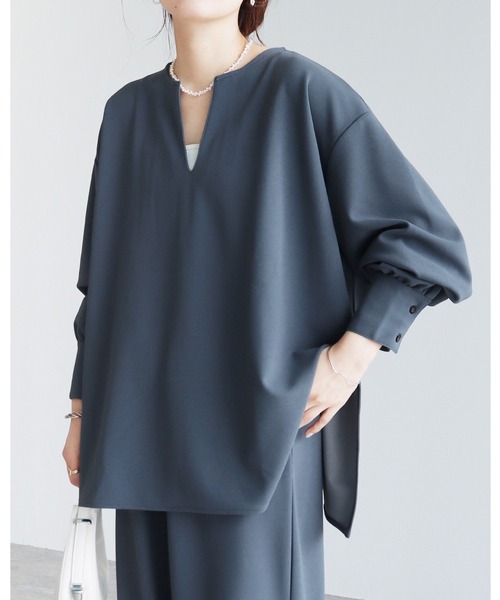 reca(レカ)の「キーネックカットジョーゼットブラウス(シャツ/ブラウス・レディース・ブラック/グレイッシュブルー・M)」の1枚目の写真