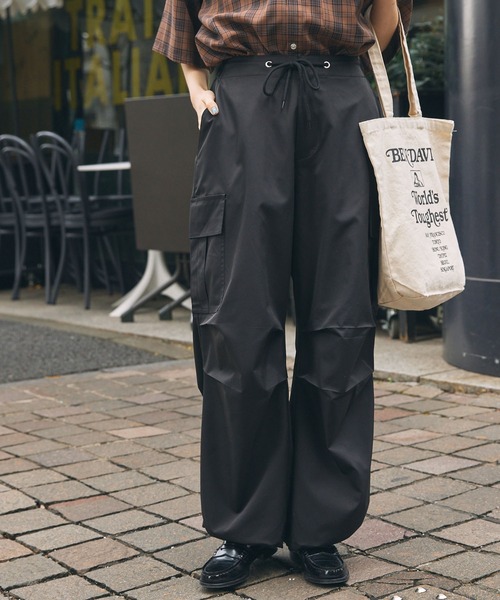 MONO-MART LADY'S（モノマートレディース）の「タックワイド ミリタリー カーゴパンツ（カーゴパンツ・レディース・ブラック/カーキ・S/M）」の17枚目の写真