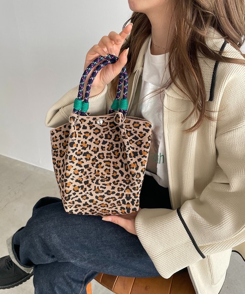 210nouve(トゥージュヌーブ)の「コードストラップ 柄 ニット ハンドバッグ(ハンドバッグ・レディース・ブラック/アイボリー/ブラウン/ベージュ/ベージュ系/ブルー系/ホワイト系その他/ブラック×ホワイト/ホワイト×ブラック/ホワイト系その他2/ブラウン系/サックスブルー/ブラック系その他3/ホワイト系その他3・FREE)」の12枚目の写真