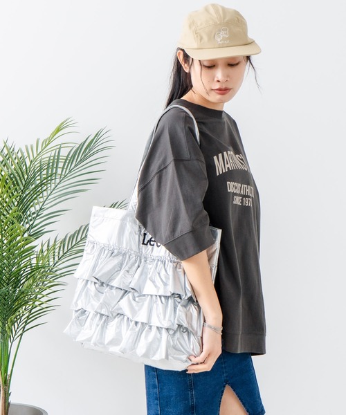 Lee(リー)の「【LEE/リー】【大ぶりフリルが主役】フリルBIGトートバッグ 大人可愛い キャンバスバッグ 華やかカジュアル(トートバッグ・レディース・ブラック/オフホワイト/シルバー/ブルー・FREE)」の9枚目の写真