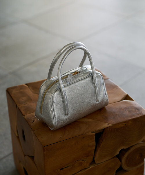 La boutique BonBon（ラブティックボンボン）の「【オウレンティ】メタリックハンドバッグ（ハンドバッグ・レディース・シルバー・FREE）」の2枚目の写真