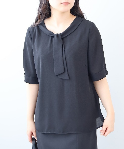 fleur by mint breeze(フルールバイミントブリーズ)の「【L~6L 大きいサイズ】ジョーゼットボウタイブラウス 半袖 春夏(シャツ/ブラウス・レディース・ブラック/ライトグレー/ネイビー・3L/4L/5L/LL/6L/L)」の1枚目の写真