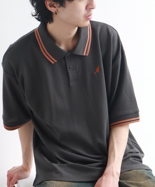 KANGOL（カンゴール）の「【KANGOL/カンゴール】 配色ライン入り 鹿の子 半袖 ポロシャツ（ポロシャツ・メンズ・チャコールグレー/ライトグレー/ブラック×ホワイト/ブラック×ブルー/ホワイト×レッド/ホワイト×ブラック/ネイビー/ブラウン・M/L/XL）」の5枚目の写真