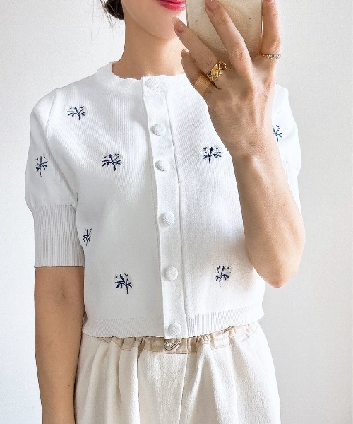 &. NOSTALGIA（アンドドットノスタルジア）の「【ZOZO限定】花刺繍ニットカーディガン（カーディガン/ボレロ・レディース・ホワイト/ライトグレー/ブラック・M）」の2枚目の写真