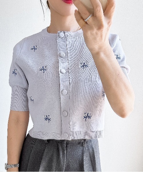 &. NOSTALGIA（アンドドットノスタルジア）の「【ZOZO限定】花刺繍ニットカーディガン（カーディガン/ボレロ・レディース・ホワイト/ライトグレー/ブラック・M）」の3枚目の写真