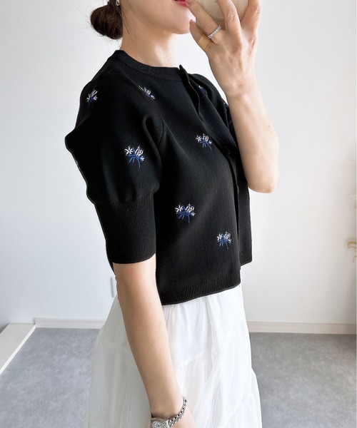 &. NOSTALGIA（アンドドットノスタルジア）の「【ZOZO限定】花刺繍ニットカーディガン（カーディガン/ボレロ・レディース・ホワイト/ライトグレー/ブラック・M）」の5枚目の写真