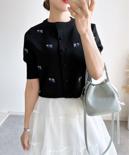 &. NOSTALGIA（アンドドットノスタルジア）の「【ZOZO限定】花刺繍ニットカーディガン（カーディガン/ボレロ・レディース・ホワイト/ライトグレー/ブラック・M）」の6枚目の写真