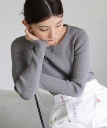 クルーネックリブニット