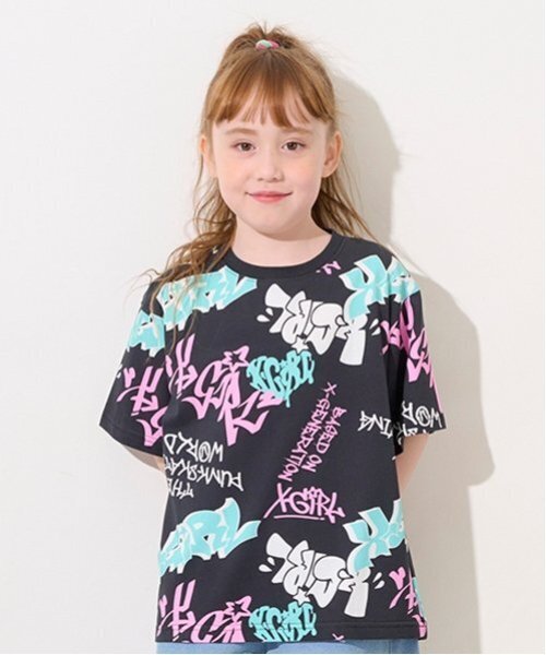 X-girl Stages（エックスガールステージス）の「【TBSドラマ フェイクマミー 着用アイテム】グラフィティ総柄半袖Tシャツ（Tシャツ/カットソー・キッズ・オフホワイト/ブラック・140cm/120cm/130cm/80ｃｍ/90cm/110cm/100cm）」の2枚目の写真