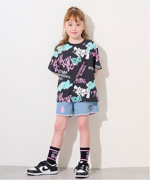 X-girl Stages（エックスガールステージス）の「【TBSドラマ フェイクマミー 着用アイテム】グラフィティ総柄半袖Tシャツ（Tシャツ/カットソー・キッズ・オフホワイト/ブラック・140cm/120cm/130cm/80ｃｍ/90cm/110cm/100cm）」の12枚目の写真