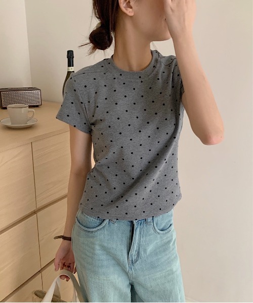 WEGO(ウィゴー)の「WEGO/【水玉】ドット柄タイトクロップドトップス/半袖Tシャツ(Tシャツ/カットソー・レディース・ホワイト/グレー/ブラック・MEDIUM/LARGE)」の4枚目の写真