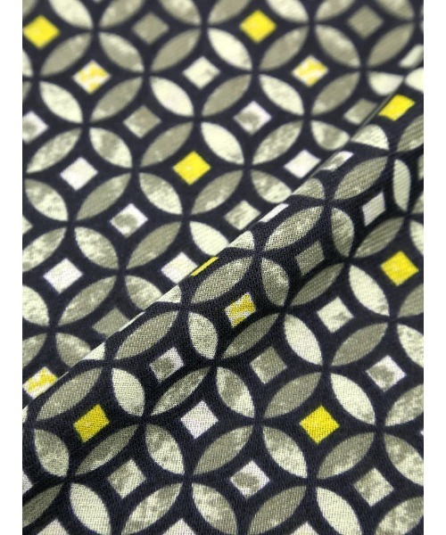 Perfect Suit FActory(パーフェクトスーツファクトリー)の「インポート【V.FRASS(ヴィフラース)】幾何学柄マフラー グレー/ブラウン(マフラー・メンズ・チャコールグレー/ダークブラウン・FREE)」の4枚目の写真