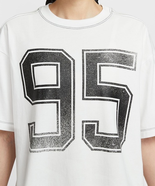NIKE(ナイキ)の「NIKE AS W NSW STREET SS OS TEE / ナイキ ウィメンズ NSW ストリート OS S/S Tシャツ 【SP】(Tシャツ/カットソー・レディース・ホワイト/ネイビー/ブラック・L/M/S)」の16枚目の写真
