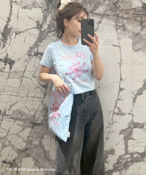 SESAME STREET(セサミストリート)の「【CHARMING THEY ARE!】クロップドTシャツ(Tシャツ/カットソー・レディース・ブルー/アイボリー/ピンク・F)」の3枚目の写真