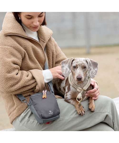 PALOPA(パロパ)の「PALOPA Japan/パロパ Greta(犬のお散歩ショルダーバッグ)/Dog Snack Bag Greta(ショルダーバッグ・レディース・ライトカーキ/ダークグレー/ダークオリーブ/グレー・ONESIZE)」の5枚目の写真