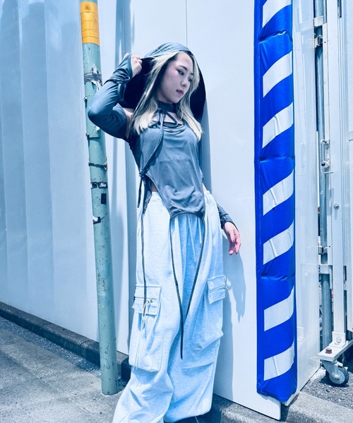 Y2K SYNAPSE FACTORY(ワイツーケー シナプスファクトリー)の「【マルチレイヤー】フーディ・アレンジトップス(Tシャツ/カットソー・レディース・ダークグレー/ベージュ・FREE)」の17枚目の写真