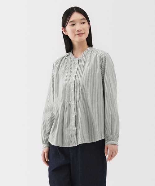 無印良品（ムジルシリョウヒン）の「婦人　綿ボイル長袖ブラウス（シャツ/ブラウス・レディース・オフホワイト/ブルー系/ライトグレー系/ダークネイビー・XL/S/M/L）」の2枚目の写真
