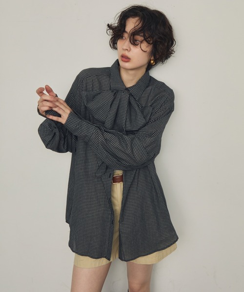 Trish（トリッシュ）の「ボウタイ付きロングスリーブシャツ（シャツ/ブラウス・レディース・ブルー/ホワイト/ブラック/アイボリー・MEDIUM）」の18枚目の写真